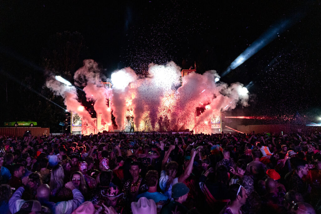 Festivalpubliek tijdens een optreden, gefotografeerd door ShutterLearn