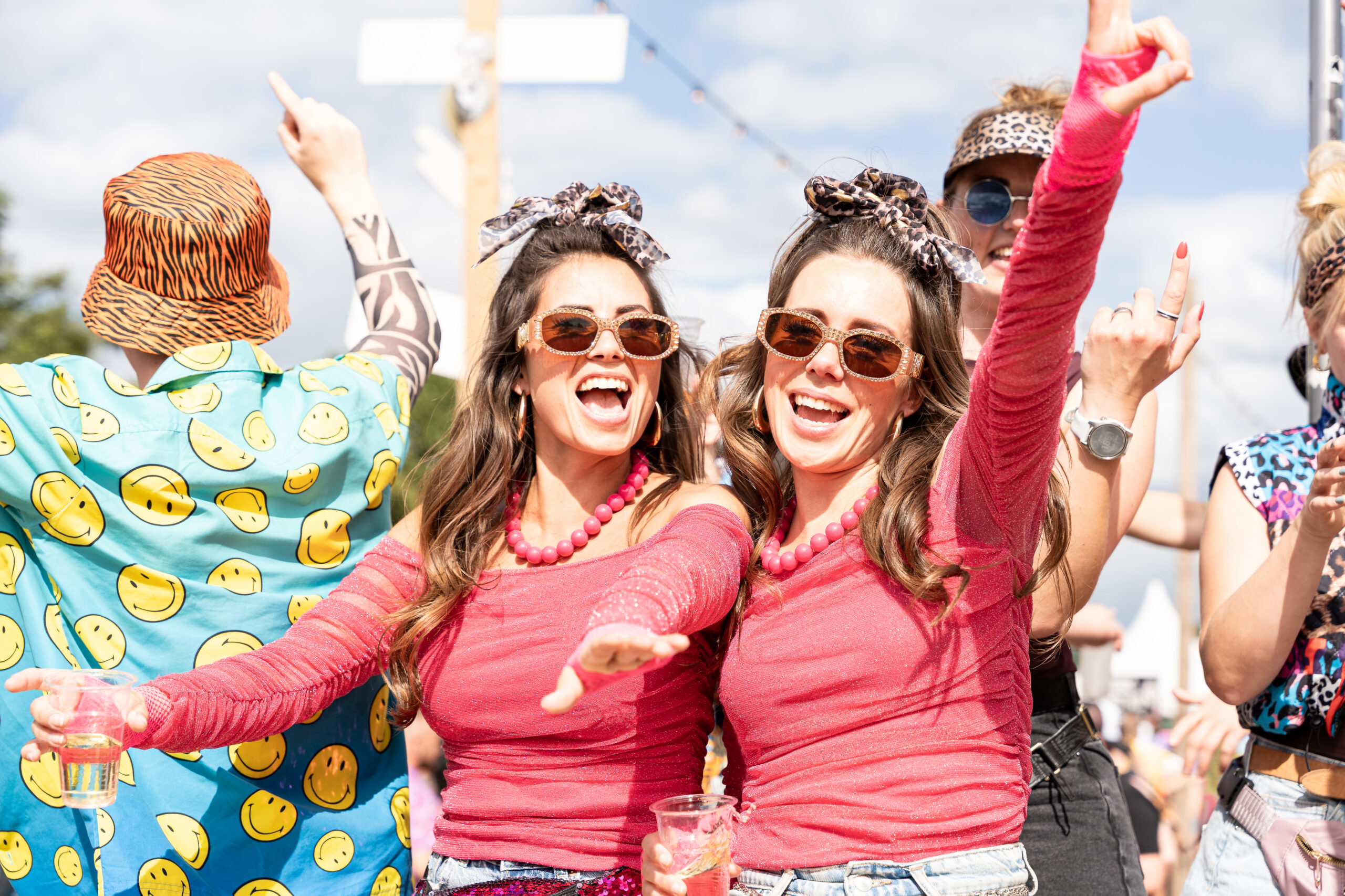 Twee festivalbezoekers in rood-roze outfits tijdens Kamping Kitsch Club